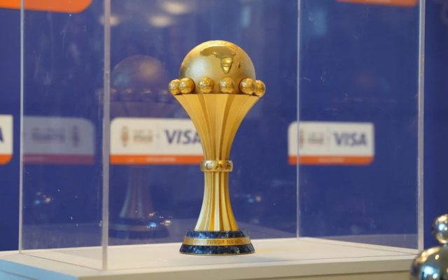 الـ”كاف” يدرس إمكانية التراجع عن قرار تنظيم كأس أمم إفريقيا كل 4 سنوات .